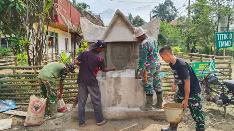 Sentuhan Akhir Tugu TMMD Simbol Kemanunggalan TNI Rakyat