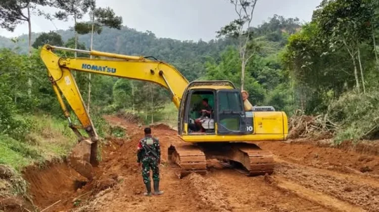 Alat Berat Buka Jalan Baru Harapan Masyarakat