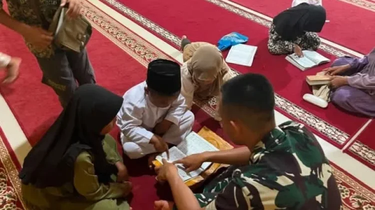 Satgas TMMD Dampingi Anak-Anak Mengaji di Mushala