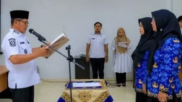 Bupati Pasaman Lantik Dua Pejabat Pengawas Kesehatan
