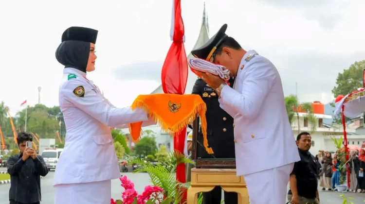 Hujan Tak Surutkan Semangat Penurunan Bendera di Pasaman