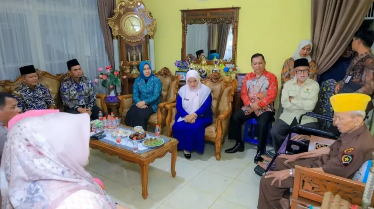 Bupati Pasaman anjangsana ke kediaman veteran HUT RI ke-81