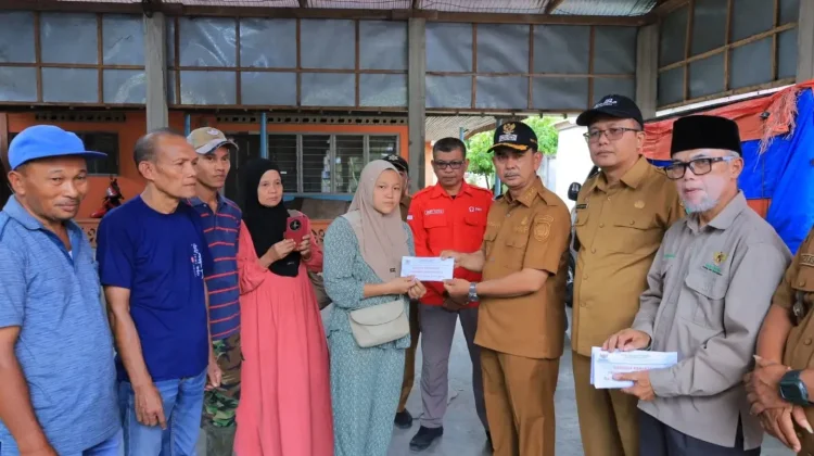 Wabup Pasaman serahkan bantuan kepada korban kebakaran di Padang Gelugur