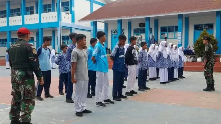 Babinsa Koramil 01 Beri Pelatihan PBB Siswa SMP 6
