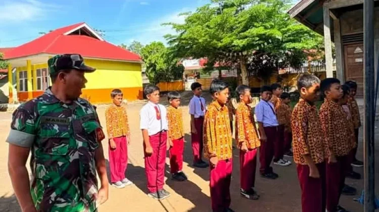 Babinsa Koramil 06 Sungayang Latih PBB Siswa SD