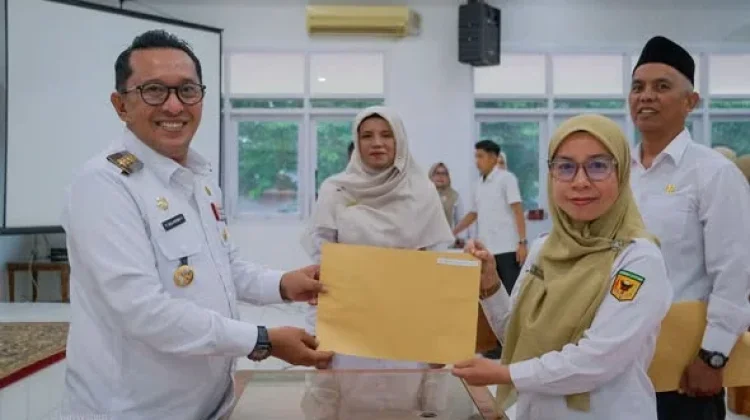Serahkan SK Penugasan Guru Sebagai Kepala Sekolah, Ini Pesan Bupati Eka Putra