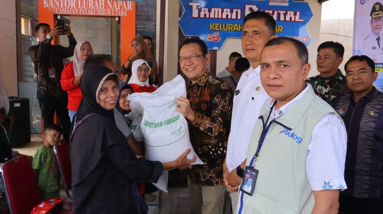 Wako Zulmaeta Salurkan 420 Ton Bantuan Beras CPP di Payakumbuh