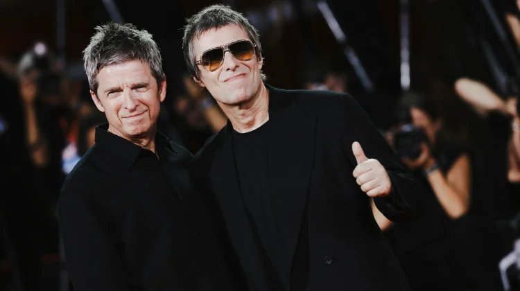 Liam dan Noel Gallagher Tampil Bersama di Red Carpet Venice Film Festival