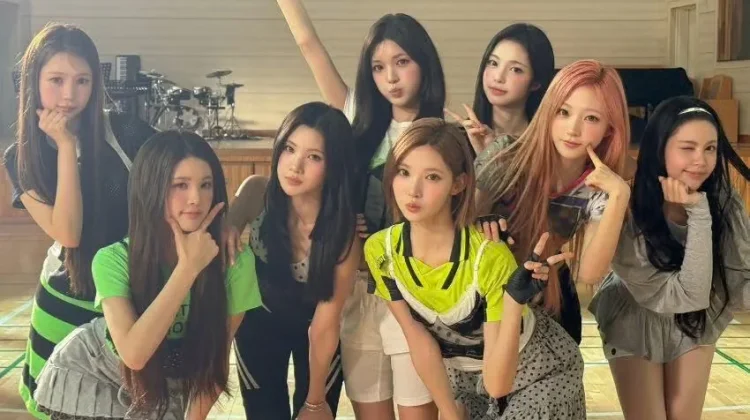 Erupsi Gunung Anak Krakatau Bikin Fansign Hearts2Hearts di Jakarta Ditunda