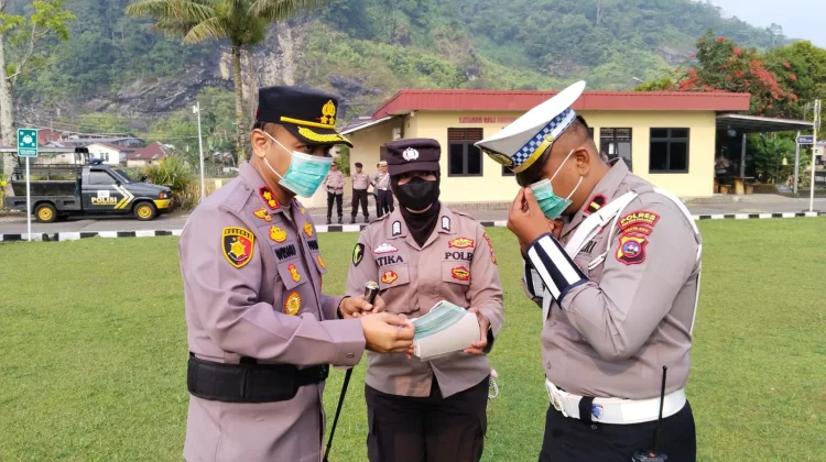 Antisipasi Dampak Kabut Asap, Polres Padang Panjang Bagikan Masker pada Personel