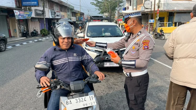 Polres Padang Panjang Bagikan Masker pada Masyarakat