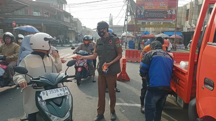 Kualitas Udara Padang Panjang Turun, BPBD Bagikan Masker ke Masyarakat