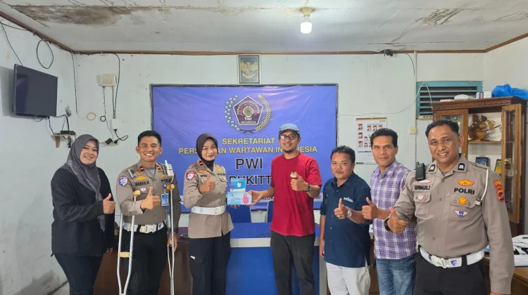 Dampak Kabut Asap, Satlantas Polresta Bukittinggi Bagikan Masker pada Wartawan
