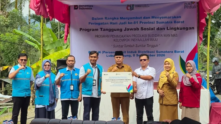 PLN Salurkan CSR Rp106,5 Juta untuk Budidaya Ikan Mas di Lubuk Basung