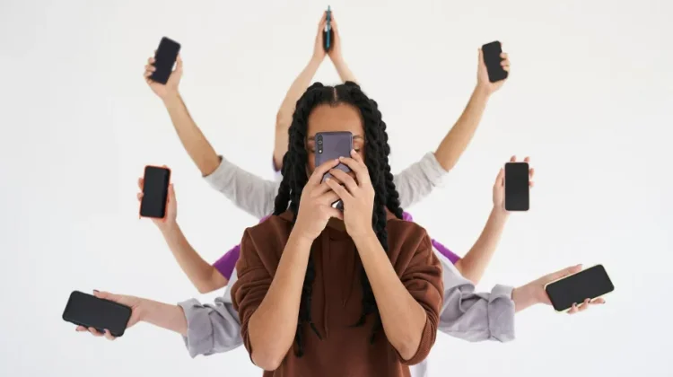 Stop Oversharing, Tidak Semua Orang Perlu Tahu Hidupmu!