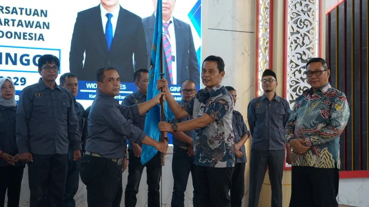 Ketua PWI Sumbar Lantik Pengurus PWI Bukittinggi, Asrial Gindo Sebagai Ketua