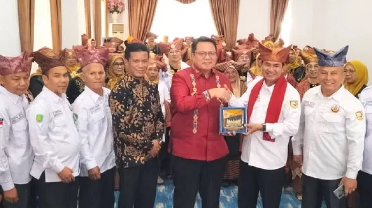Kunjungi Pacu Jawi hingga Alue Katentong