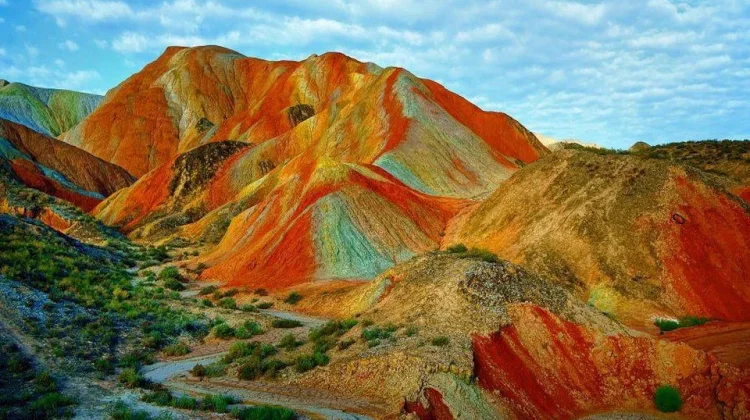 Pesona Pegunungan Pelangi Zhangye di China