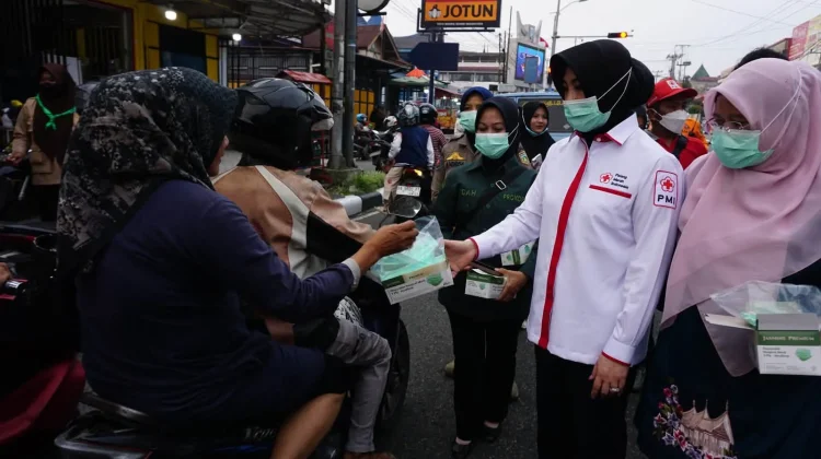 PMI Padang Panjang, BPBD dan Dinkes Bagikan Masker Antisipasi Dampak Karhutla
