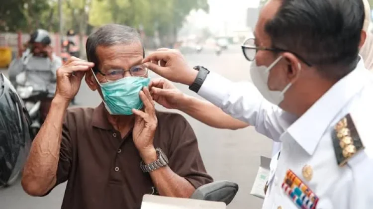 Bupati Eka Putra Imbau Warga Pakai Masker dan Kurangi Aktivitas Outside