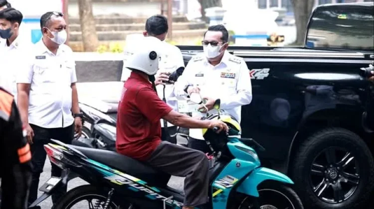 Kabut Asap Makin Pekat, Pemkab Tanah Datar Bergerak Bagikan Masker