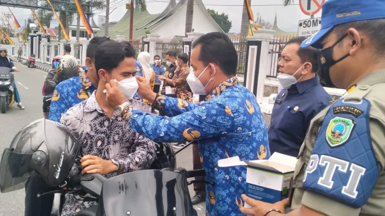 Peduli Kesehatan Masyarakat Pemkab Pasaman dan Forkopimda Bagikan Masker Gratis