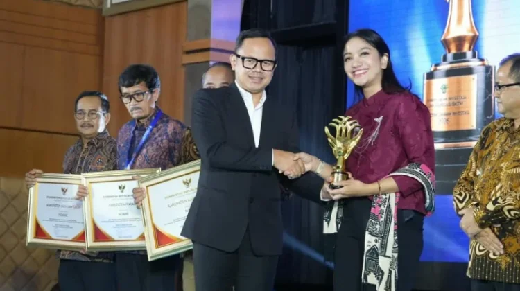 Dharmasraya Raih Terbaik I Anugerah Layanan Investasi 2026