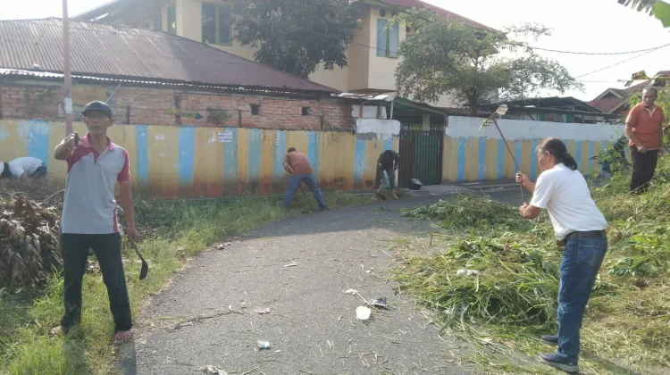 Jumat Bersih, Warga ATTS Bukittinggi Gotong Royong Jaga Lingkungan