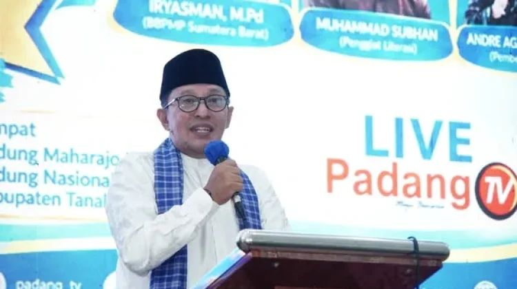 Buka Seminar Pendidikan, Eka Putra Dorong Guru Tingkatkan Kompetensi dan Literasi