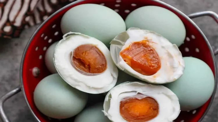 Cara Membuat Telur Asin Sendiri di Rumah, Praktis dan Mudah