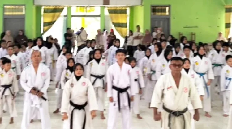 150-an Karateka Lemkari Tanah Datar Naik Sabuk, Diuji Sensei Yatimen