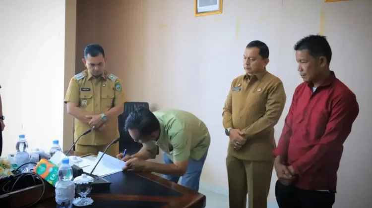Wabup Pasaman Serahkan Sewa Kolam Limau Asam