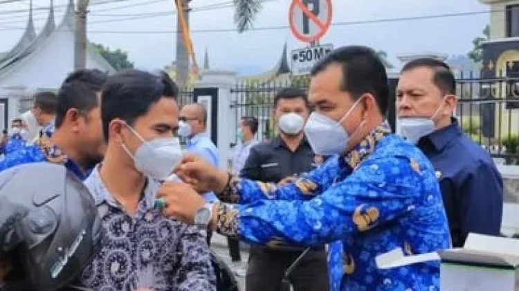 Wabup Pasaman Bagikan Masker Antisipasi Kabut Asap