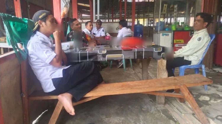 Babinsa Suliki Ajak Warga Waspadai Jembatan Rusak