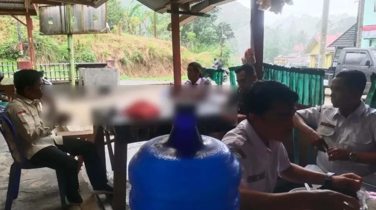 Babinsa Suliki Ajak Warga Waspadai Jembatan Rusak