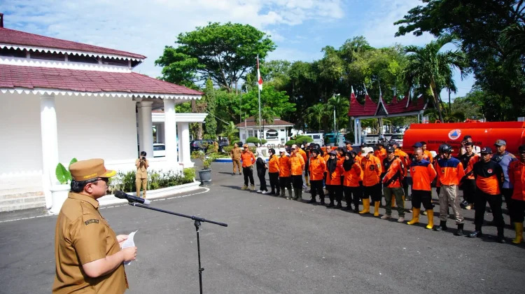 Wabup Tanah Datar Lepas 75 Relawan untuk Pemulihan Pascabanjir di Solok