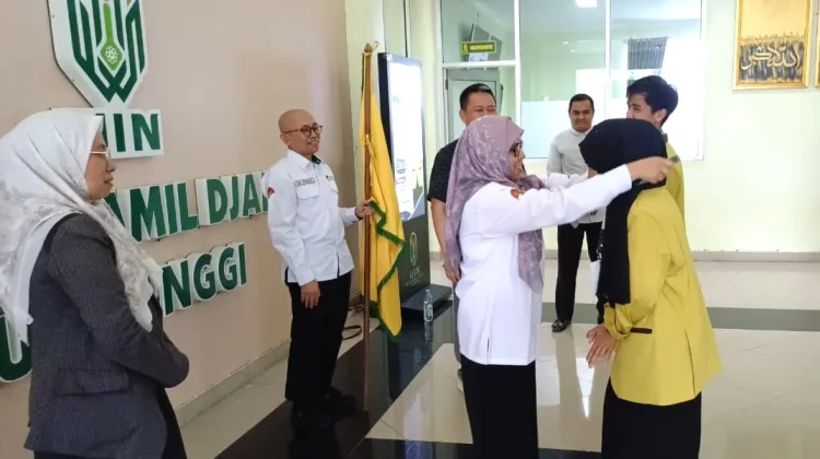 Rektor UIN Bukittinggi Lepas 31 Mahasiswa Menuju PKM Palembang
