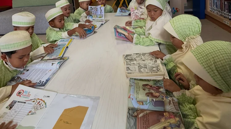 54 Siswa TK Jihad Padang Panjang Kunjungan Edukatif ke Perpustakaan Daerah