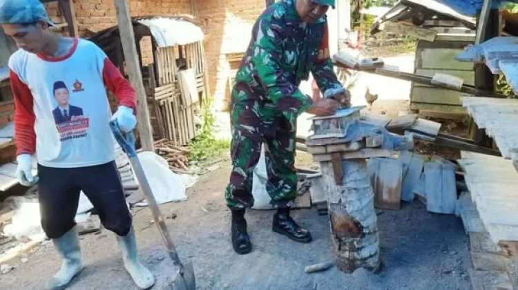 Babinsa Akabiluru Kembangkan Usaha Cetak Batako
