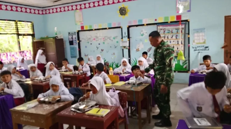 Babinsa Harau Dampingi Program Makan Bergizi Gratis