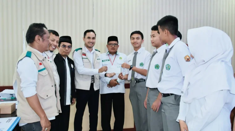 Sinergi Kemenag-PLN: 100 Siswa Madrasah Terima Beasiswa