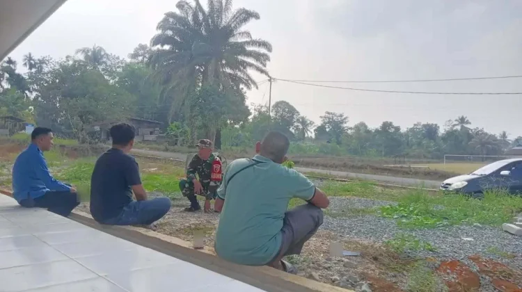 Babinsa Pangkalan Ajak Warga Waspada Perubahan Cuaca