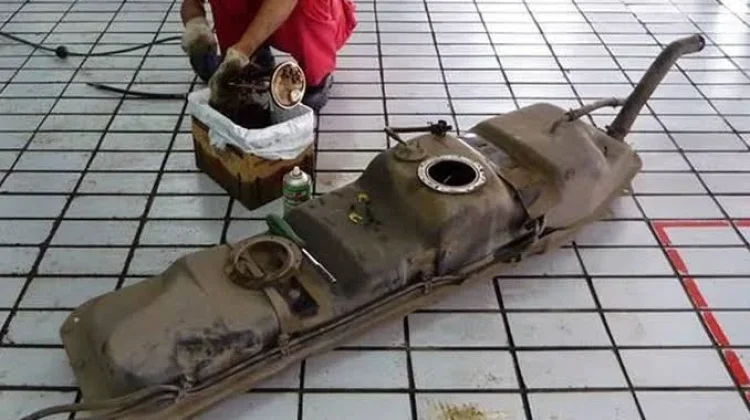 Cara Membersihkan Tangki Mobil dan Saringan Minyak