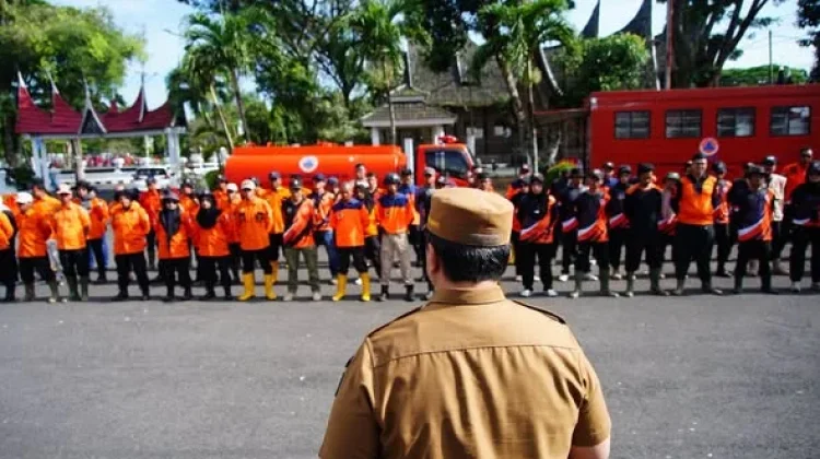 75 Relawan Tanah Datar Dilepas Bantu Penanganan Banjir Bandang di Kabupaten Solok