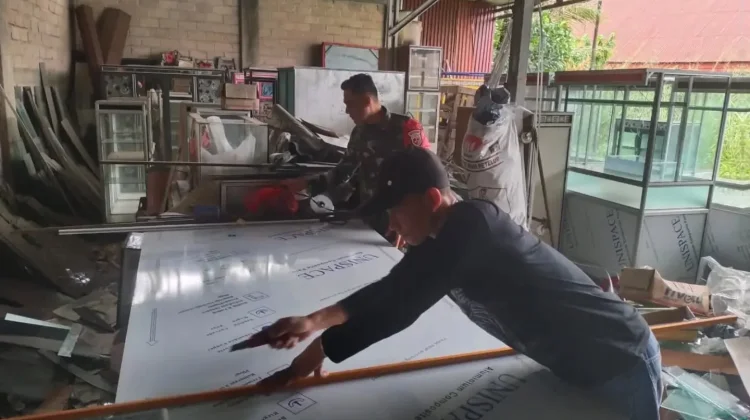 Babinsa Suliki Dampingi Warga Buat Produk Aluminium