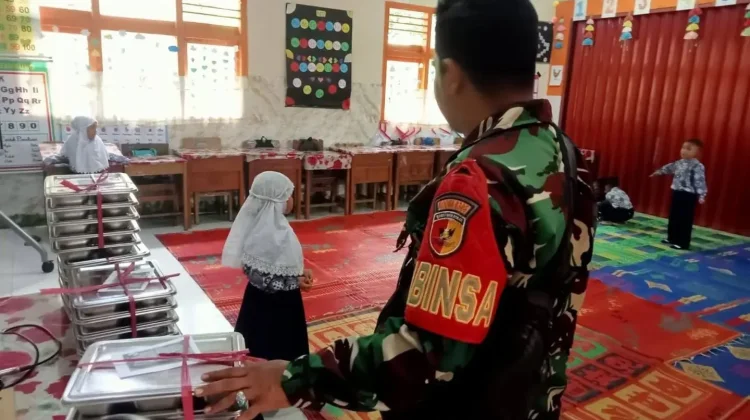 Babinsa Harau Dampingi MBG 99 Siswa Tarantang