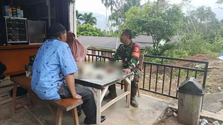 Babinsa Guguk Imbau Warga Waspadai Cuaca Kabut Asap