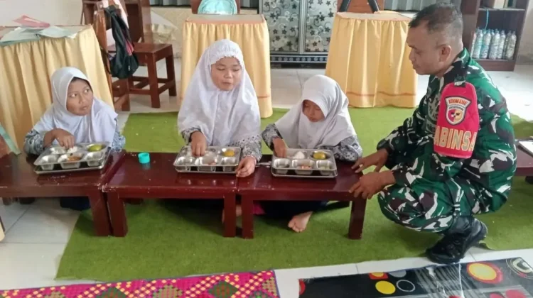 Babinsa Harau Dampingi Program Makan Bergizi Siswa SD