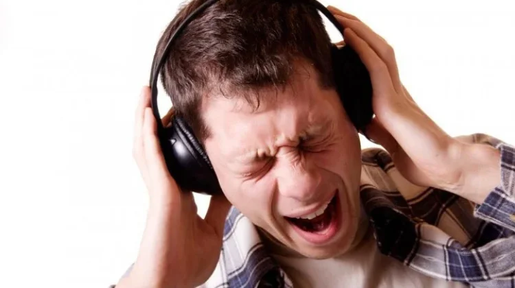 Bahaya Musik Keras lewat Headphone