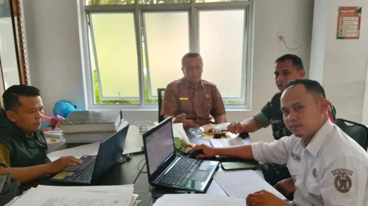 Babinsa Guguk Ajak Warga Waspadai Bencana dan Bijak Bermedsos